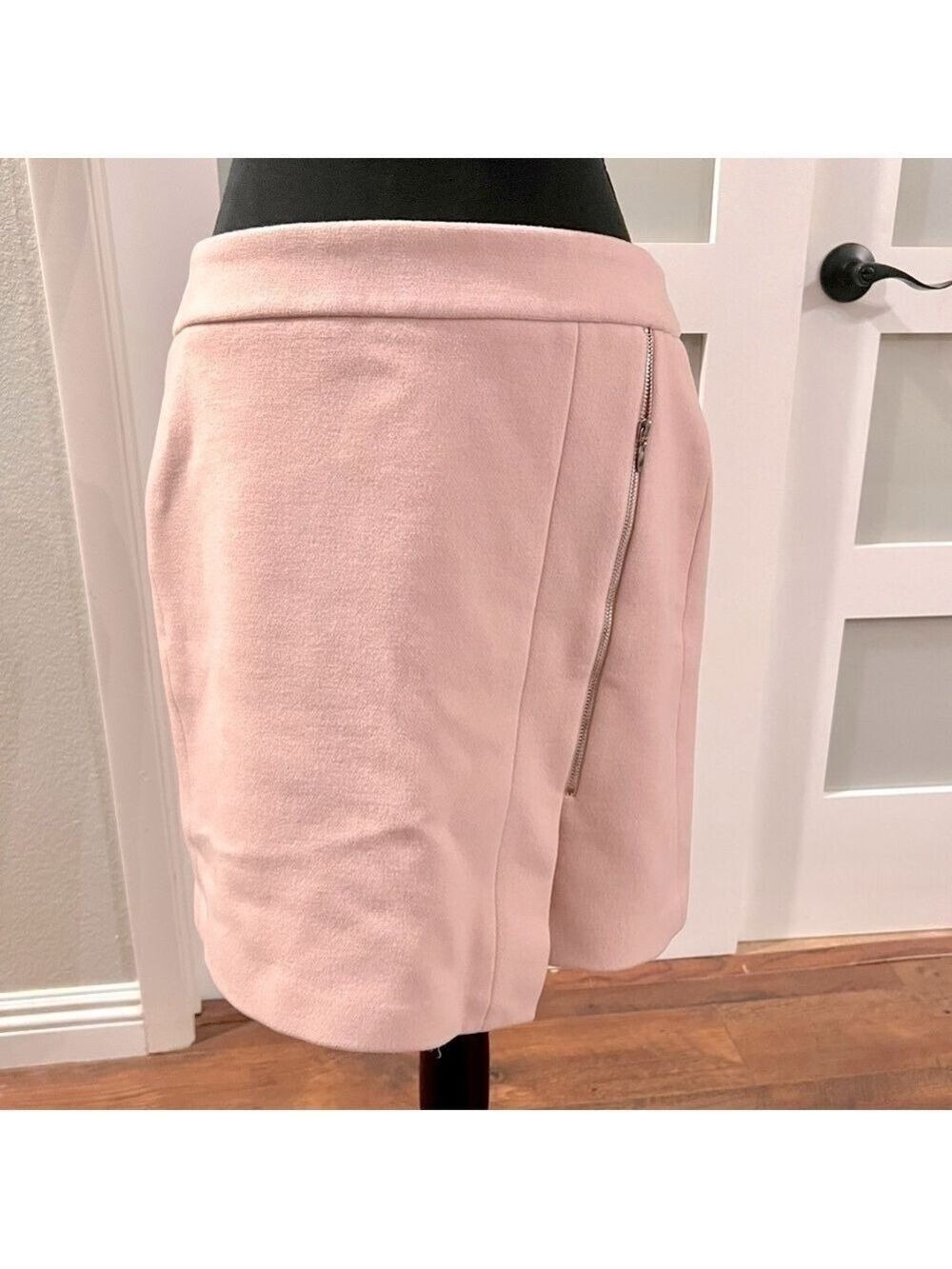 WHITE HOUSE BLACK MARKET pink skirt. Size 4